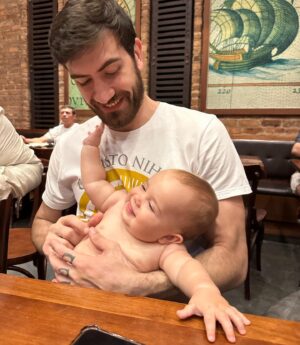 Jonas Bilharinho Instagram - 🇧🇷Parabens @diegoortiga , teu moleque é uma graça, feliz demais de ve-lo batizado! ❤️

Ps: valeu pelo presente @stephano.arcano , eu amo essa blusa.

🇺🇸Congratulations @diegoortiga, your son is adorable, so happy to see him baptized!

💼 @ffwgroup 

#batismo #baptism #son #Deus #Cristo #Jesus #familia