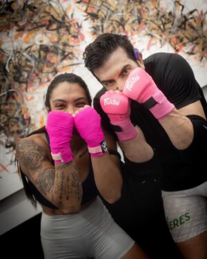 Jonas Bilharinho Instagram - 🇧🇷Quando a gente se junta só sai bobeira! 

🇺🇸When we get together, it’s goofy time!

🦁 @daniviana_ 

📷 @belamaranhao.esportes 

#mma #mmabrasil #muaythai #faixapreta #aula #goofy #humor #seminário #sparta #kosquad #bilharinho