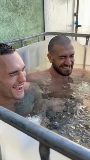 Jonas Bilharinho Instagram - 🇧🇷Contexto: a gente entra no banho de gelo dando um mergulho, aí logo depois a gente costuma perguntar como que tá o nosso cabelo pra não sair zoado nas fotos! 😅

💼 @neresbarbearia / Cupom: BILHARINHO

#mma #mmabrasil #trator #bilharinho #imersão #humor #banhogelado