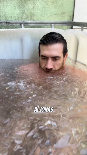 Jonas Bilharinho Instagram - Para quem está sempre perguntando porquê diabos fazemos essa loucura de mergulhar no gelo 😂
@jonasbilharinho 
.
.
#atleta #icebath #mma #jiujitsu #muaythai
