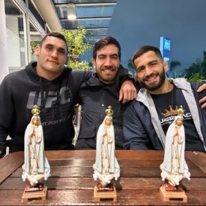 Jonas Bilharinho Instagram - 🇧🇷Aquilo que há de mais precioso nessa vida! ❤️

Muito obrigado pelo presente @maria_cheng9 🙏🏻

🇺🇸That’s which is most precious in our lives!

Thanks a lot for the amazing gift @maria_cheng9 

💼 @ffwgroup 

#mma #mmabrasil #Deus #Maria #amigos #irmãos #kosquad #bilharinho