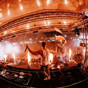 Jonas Blue Instagram - Wet & Wild in Thailand. Thank you @s2ofestival 🙌🏼💙

📸: @jordanmarchand_cv