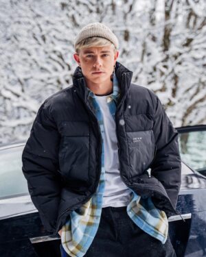 Jonas Ems Instagram - WIR HABEN ES GESCHAFFT! Unser bisher größtes Projekt „Toxisch“ @toxisch_dieserie ist nun für jeden kostenlos auf @amazonfreevee über Prime Video und den FireTV verfügbar! 🥹🎬 Wünsche euch ganz viel Spaß beim ansehen & lasst gerne eine Sternebewertung und Rezension da ☺️❤️