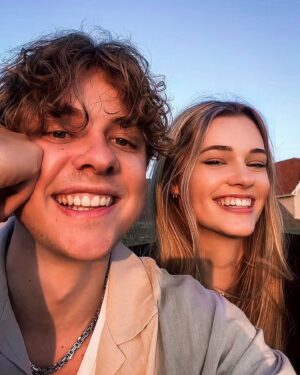 Jonas Ems Instagram - sommergefühle 🌻 guckt euch gefälligst alle bilder an und nicht nur das erste 😡