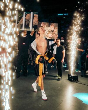 Jonas Ems Instagram - Was eine Nacht 🔥🥊🐷🦴 | Ich verspreche, wenn ich sage, dass ich diese Zeit so schnell nicht mehr vergesse. Einmal weil ich daran erinnert wurde, wie dankbar ich für die Menschen sein kann, die mir auch an diesem Abend wieder gezeigt haben, dass sie hinter mir stehen, egal ob ich fliege oder falle ❤️ Was ein tolles Team ich mit @hakanthecoachdemir und @official.sweezy an meiner Seite hatte. 🫶🏻 Wie krass die Erfahrung war, in diesem Ring auf einen so bissig wie gnadenlos disziplinierten @crispyrob zu treffen, mit dem ich mitunter die physisch brutalsten 10 Minuten meines Lebens erleben durfte 🥵. Wie mächtig der von @pikayzoofficial geschrieben und produzierte Song „Stimme der Tiere“ beim Einlaufen in meinen Ohren gebebt hat 💚✨. Wie endlos froh ich bin, auch wenn einer meiner Mittelhandknochen sich für einige Zeit verabschiedet hat 🏥, diese Erfahrung gemacht zu haben. Es hat unglaublich gut getan und ich spüre, wie ich auch an diesem Erlebnis wachsen konnte. Danke allen für den Support, die Liebe und den Einsatz ❤️. Auf viele weitere, erinnerungswürdige Momente (vielleicht mit weniger Fäusten aber)

📸 von @witters_sportfotografie und @dermeusel und @leeonbeeon 

@crispyrob Wie konntest du nicht Angst vor mir haben, das letzte Bild juunge 😓😬