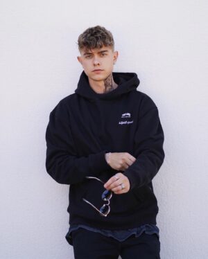 Jonas Ems Instagram - Anzeige | Weekend Vibes 🥵 Bro, es ist wieder warm draußen 🤌🏻 Holt euch Tinder und probiert an diesem Wochenende das neue "Vibes" Feature aus 🎉. War noch nie so leicht Matches mit Leuten zu finden, die genauso drauf sind wie ihr! Vielleicht haben wir ja auch den gleichen Vibe? 😏 @tindergermany #swipesquad #ad
