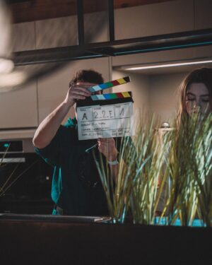 Jonas Ems Instagram - WIR HABEN ES GESCHAFFT! Unser bisher größtes Projekt „Toxisch“ @toxisch_dieserie ist nun für jeden kostenlos auf @amazonfreevee über Prime Video und den FireTV verfügbar! 🥹🎬 Wünsche euch ganz viel Spaß beim ansehen & lasst gerne eine Sternebewertung und Rezension da ☺️❤️