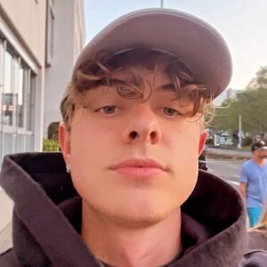 Jonas Ems Instagram - sommergefühle 🌻 guckt euch gefälligst alle bilder an und nicht nur das erste 😡