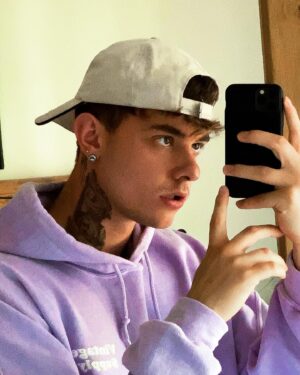 Jonas Ems Instagram - Küsse an euch vom Dreh 🤭 Schaut euch mal das letzte Bild an, wie kann etwas bitte so wunderschön sein? 🥺🏞
