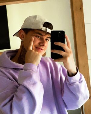 Jonas Ems Instagram - Küsse an euch vom Dreh 🤭 Schaut euch mal das letzte Bild an, wie kann etwas bitte so wunderschön sein? 🥺🏞