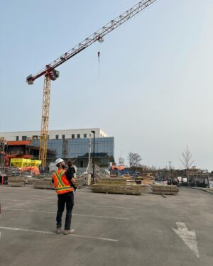 Jonathan Fortin Instagram - La grue à popa🏗️ 

Ces photos là, dans 20 ans, ça va me faire brailler 🥹

*On est dans le stationnement l’autre côté… Évidemment que j’aurais pas apporté un bebé en pyjama sur un chantier 🤪*