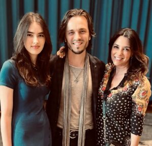 Jonathan Jackson Instagram - An incredible night at the world premiere of @UnsungHeroMovie by @Lionsgate @ForKingandCountry @KingdomStoryCompany with my wife Elisa and my daughter Adora. The incredible true story is about the beauty and power of family. I can’t wait for you to see it in theaters April 26th!

🎥 🎟️ Trailer   Tickets: UnsungHero.movie  .  #UnsungHeroMovie #KingdomStoryCompany #ForKingAndCountry #JonathanJackson