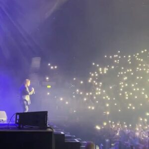 Jonathan Jackson Instagram - Excited to play “See the Lights” from @simplemindsmusic! Thank you, Birmingham! 
.
#SimpleMinds #SeeTheLights #JonathanJackson #Nashies #Nashville #NashvilleReunionTour #UKTour
