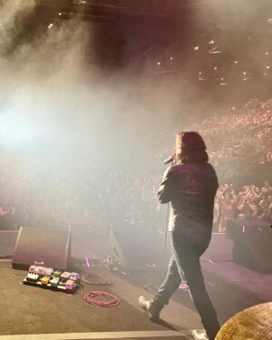 Jonathan Jackson Instagram - Excited to play “See the Lights” from @simplemindsmusic! Thank you, Birmingham! 
.
#SimpleMinds #SeeTheLights #JonathanJackson #Nashies #Nashville #NashvilleReunionTour #UKTour