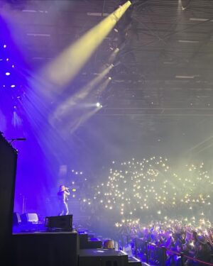 Jonathan Jackson Instagram - Excited to play “See the Lights” from @simplemindsmusic! Thank you, Birmingham! 
.
#SimpleMinds #SeeTheLights #JonathanJackson #Nashies #Nashville #NashvilleReunionTour #UKTour