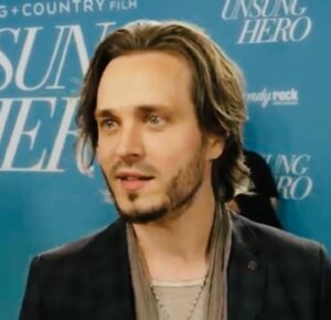 Jonathan Jackson Instagram - An incredible night at the world premiere of @UnsungHeroMovie by @Lionsgate @ForKingandCountry @KingdomStoryCompany with my wife Elisa and my daughter Adora. The incredible true story is about the beauty and power of family. I can’t wait for you to see it in theaters April 26th!

🎥 🎟️ Trailer   Tickets: UnsungHero.movie  .  #UnsungHeroMovie #KingdomStoryCompany #ForKingAndCountry #JonathanJackson