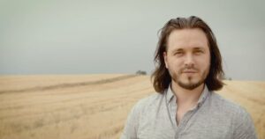 Jonathan Jackson Instagram - It was fascinating to talk with @AzureStandard founder David Stelzer, in the middle of their organic wheat field in Oregon, about the health benefits of eating wheat when it’s grown and harvested organically. I was also interested to learn more about why there has been such a rise in gluten intolerance. 

Use the promo code JONO10 for 10% off your first order at AzureStandard.com 
.
#JonathanJackson #AzureStandard #Organic #NonGMO #HealthyEating #SponsoredPost #Ad #HealthyHabits #HealthyFood #OrganicFarming