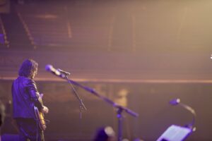 Jonathan Jackson Instagram - Absolutely incredible night @TheRyman with #NashvilleReunionTour! A night I will never forget. Amazing crowd. So thankful my parents and family got to be there with me. 

Excited about the upcoming shows in the UK! Many shows are sold out, but any remaining tickets are available at: www.nashvillereuniontour.com

📷 @timothyjamesbowen