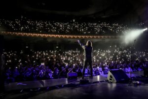 Jonathan Jackson Instagram - What an incredible experience on the 2023 Nashville Reunion Tour! Thank you to the band, everyone on Production, the Crew, and to my friends and castmates who I'm honored to know and sing with. 

📷 @ChristieGoodwin 
.
#Nashies #Nashville #NashvilleReunionTour #UKTour #ClareBowen #CharlesEsten #JonathanJackson #SamPalladio #ChristieGoodwin