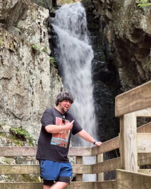 Jonathan Jafari Instagram - When your girlfriend, when she like, when I, she, when she sees me, like, when I’m flexing my guns ayooo 😂💦🌊