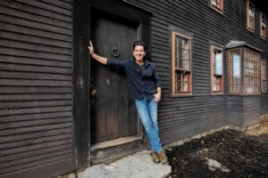 Jonathan Knight Instagram - Another brand new episode of Farmhouse Fixer coming to you tomorrow at 9 on @HGTV. Also steaming on @streamonmax 📸 @parisvisone