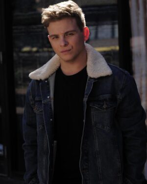Jonathan Lipnicki Instagram - Thank you @theshotphoto @rockinrobyn64 @makeupbymarlo for making me look good. Thanks for getting me this Jacket @rhondalipnicki