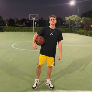 Jonathan Lourau Instagram - Just Ballin’ 🏀 
Je profite du temps pour faire du sport dehors ! Bientôt dans la ligue NBA 😂😉
Quel est ton sport préféré ??