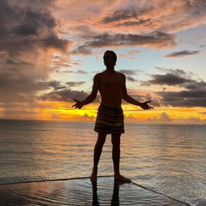 Jonathan Lourau Instagram - Happy birthday to me 🌍🥂 
Merci pour tous vos messages je vous love ❤️