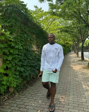 Jonathan Thona Yiombi Instagram - 토요일 전반전: 조나우두 아침에 홍천에서 멋진분들과 라이브커머스!
 마치고 천국의 계단 1시간을 올라 천국을 경험!
 따릉이 타고 잠시 용산 나들이!
 배고픔을 이기지 못해  달려서 맛있는 팬케익을 먹다!
 계획한 전반전이 잘 마무리가 되어 매우 기쁜 상태 
  후반전 매우 기대중!