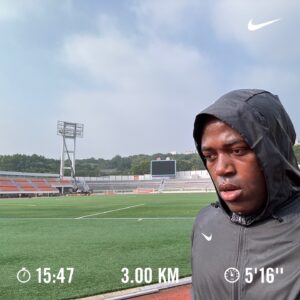 Jonathan Thona Yiombi Instagram - 좋은 아침이다 진짜! 요즘은 일찍 눈이 떠진다 왜 그러는지는 모르겠다 그렇게 노력해도 늦잠을 자다가 알아서 일찍 일어나지니 신기하고 거스르기는 싫다 이 흐름을 계속 타야 할 거 같다! 내가 제일 일찍 일어났다고 자신하며 나왔는데 운동장에 도착한 순간 누군가는 벌써 운동을 마치고 나가는 걸 보고 저게 가능한가 싶었다 대단한 사람들은 너무 많다 더 겸손해야 할거 같다 ;; 하지만 하루를 멋지게 시작한 나도 너무 멋있다 조나단은 정말 멋지다!
 좋은 하루 보내게요들!
