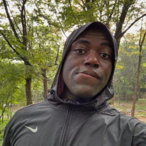 Jonathan Thona Yiombi Instagram - 좋은 아침이다 진짜! 요즘은 일찍 눈이 떠진다 왜 그러는지는 모르겠다 그렇게 노력해도 늦잠을 자다가 알아서 일찍 일어나지니 신기하고 거스르기는 싫다 이 흐름을 계속 타야 할 거 같다! 내가 제일 일찍 일어났다고 자신하며 나왔는데 운동장에 도착한 순간 누군가는 벌써 운동을 마치고 나가는 걸 보고 저게 가능한가 싶었다 대단한 사람들은 너무 많다 더 겸손해야 할거 같다 ;; 하지만 하루를 멋지게 시작한 나도 너무 멋있다 조나단은 정말 멋지다!
 좋은 하루 보내게요들!