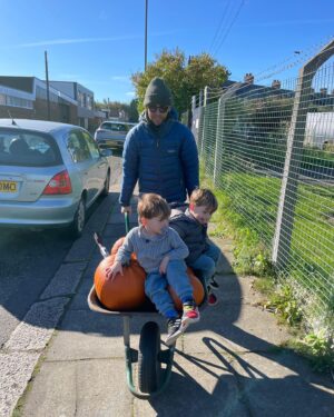Jonnie Irwin Instagram - Probs should’ve stayed inside with my chest infection but would’ve got too much FOMO missing out on visiting uncle @maccaholmes allotment. Sometimes I need a push and seeing the lads enjoy picking some apples, and pumpkins was superb. Unfortunately feeding @jessofjesmond obsession with Halloween is a downside!
#allotment #homegrown #pumpkin #halloween #familytime #toon #greenfingers