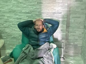 Jonnie Irwin Instagram - Hitting my chest infection from all sides; antibiotics (I tried to ride it out but was getting worse) 2 hours this morning in my @o2worx hyperbaric chamber and now down at @sereniti_health breathing deeply in the Salt Room. So relaxing and got this place to  myself! All wrapped up and relaxed. I feel I’ve got some great and knowledgeable people around me atm. #saltylips #alternativetherapies #healthspa #healthandwellness