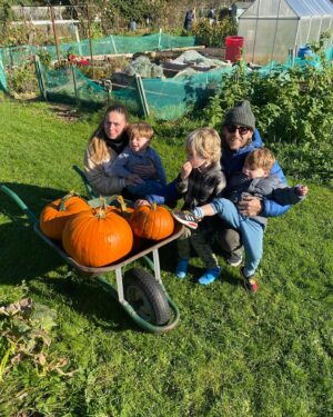 Jonnie Irwin Instagram - Probs should’ve stayed inside with my chest infection but would’ve got too much FOMO missing out on visiting uncle @maccaholmes allotment. Sometimes I need a push and seeing the lads enjoy picking some apples, and pumpkins was superb. Unfortunately feeding @jessofjesmond obsession with Halloween is a downside!
#allotment #homegrown #pumpkin #halloween #familytime #toon #greenfingers