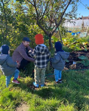 Jonnie Irwin Instagram - Probs should’ve stayed inside with my chest infection but would’ve got too much FOMO missing out on visiting uncle @maccaholmes allotment. Sometimes I need a push and seeing the lads enjoy picking some apples, and pumpkins was superb. Unfortunately feeding @jessofjesmond obsession with Halloween is a downside!
#allotment #homegrown #pumpkin #halloween #familytime #toon #greenfingers