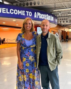 Jonnie Irwin Instagram - Reunited with this beaut for the day. Great show and so nice to meet all the viewers looking to make their dreams come true. Pop over today and see @laurahamiltontv with loads of seminars and great information. #property #overseas #aplaceinthesun #mates