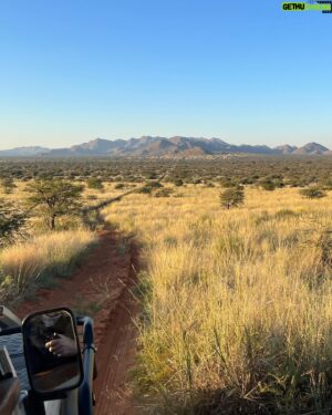 Jonny Fischer Instagram - Unheimlich beidruckende Usflug in d Kalahari. D Schönheit vo de Natur wo eim demüetig macht. #blessed #happy #überwältigt #kalahari #safari #southafrica #nature #instagay @michi_eats_out @tswalu