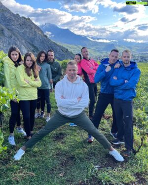 Jonny Fischer Instagram - Game of Switzerland Sendig 5 isch abdreht…🎥☝🏽😍 Au das Mal wirds en wildi Sach mit hammer Spiel und tolle Teams… Gad iischriibe: Sa. 21. Oktober SRF1, 20.10 @srfschweizerradioundfernsehen @srgdeutschschweiz @reneschoenenberger @impuls.event @davidandkitt @schweig_air @johnallenag @makeupdanybaia @rob_holub @martha_mavo @sherilleemann @chamermache @_bambam_80 @michael.aufdermaur.director @chris_hanselmann @jeanura @shaellibe @keepcoolproduktion und vili meh….#tvshow #srfgameofswitzerland #verfolgungsjagd #nervenkitzel #comingsoon