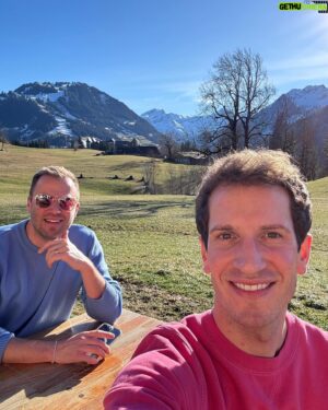 Jonny Fischer Instagram - Es hammer Weekend in Gstaad mit @volvocarch  und üsne Liebste!!! Danke für alles🙏🏼🙏🏼🙏🏼 @michi_eats_out @cabaretdivertimento @michele_burkart @manu_burkart_77 #winterdrive #teamevent #weiterbildung #gstaad #volvo