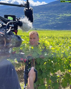 Jonny Fischer Instagram - Game of Switzerland Sendig 5 isch abdreht…🎥☝🏽😍 Au das Mal wirds en wildi Sach mit hammer Spiel und tolle Teams… Gad iischriibe: Sa. 21. Oktober SRF1, 20.10 @srfschweizerradioundfernsehen @srgdeutschschweiz @reneschoenenberger @impuls.event @davidandkitt @schweig_air @johnallenag @makeupdanybaia @rob_holub @martha_mavo @sherilleemann @chamermache @_bambam_80 @michael.aufdermaur.director @chris_hanselmann @jeanura @shaellibe @keepcoolproduktion und vili meh….#tvshow #srfgameofswitzerland #verfolgungsjagd #nervenkitzel #comingsoon