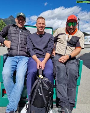 Jonny Fischer Instagram - Game of Switzerland Sendig 5 isch abdreht…🎥☝🏽😍 Au das Mal wirds en wildi Sach mit hammer Spiel und tolle Teams… Gad iischriibe: Sa. 21. Oktober SRF1, 20.10 @srfschweizerradioundfernsehen @srgdeutschschweiz @reneschoenenberger @impuls.event @davidandkitt @schweig_air @johnallenag @makeupdanybaia @rob_holub @martha_mavo @sherilleemann @chamermache @_bambam_80 @michael.aufdermaur.director @chris_hanselmann @jeanura @shaellibe @keepcoolproduktion und vili meh….#tvshow #srfgameofswitzerland #verfolgungsjagd #nervenkitzel #comingsoon