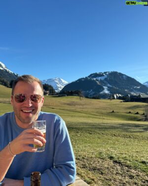 Jonny Fischer Instagram - Es hammer Weekend in Gstaad mit @volvocarch  und üsne Liebste!!! Danke für alles🙏🏼🙏🏼🙏🏼 @michi_eats_out @cabaretdivertimento @michele_burkart @manu_burkart_77 #winterdrive #teamevent #weiterbildung #gstaad #volvo