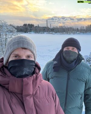 Jonny Fischer Instagram - Zweitletschte Halt vo üsere Nord-Reis: Helsinki. Die nördlichsti Hauptstadt vo Europa. Super schön, super chalt, empfehlenswert…. Jetzt na es paar Tag in en Blockhütte, bevor s bruefliche 2024 afaht😍 @michi_eats_out #helsinki #finnland #travel #north #winter #citytrip #roundtrip #gaytravel #gaycouplegoals