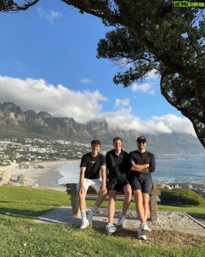 Jonny Fischer Instagram - What a nice surprise ☝🏽😍 Üses heissgeliebte 2. Dihei am fiire mitem @loriszimmerli …🙏🏼🇿🇦 @michi_eats_out @capetownmag @lovecapetown #capetown #southafrica #secondhome #friendship #celebratinglife #campsbay