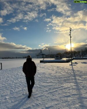 Jonny Fischer Instagram - Zweitletschte Halt vo üsere Nord-Reis: Helsinki. Die nördlichsti Hauptstadt vo Europa. Super schön, super chalt, empfehlenswert…. Jetzt na es paar Tag in en Blockhütte, bevor s bruefliche 2024 afaht😍 @michi_eats_out #helsinki #finnland #travel #north #winter #citytrip #roundtrip #gaytravel #gaycouplegoals