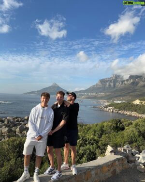 Jonny Fischer Instagram - What a nice surprise ☝🏽😍 Üses heissgeliebte 2. Dihei am fiire mitem @loriszimmerli …🙏🏼🇿🇦 @michi_eats_out @capetownmag @lovecapetown #capetown #southafrica #secondhome #friendship #celebratinglife #campsbay