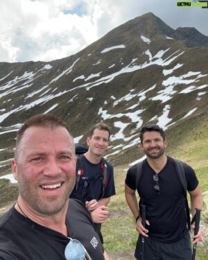 Jonny Fischer Instagram - Wandergruppe „Babylon“, nacheme härte Usgang🥵🫣🥂🍾🍷🤌🏼 Wunderschöne Früehsummertag ufem Vilan ob de Herrschaft😍 @michi_eats_out @_martinarnold_ #wandern #hiking #vilan #bündnerherrschaft #gaylife #sundayfunday