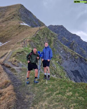 Jonny Fischer Instagram - Wandergruppe „Babylon“, nacheme härte Usgang🥵🫣🥂🍾🍷🤌🏼 Wunderschöne Früehsummertag ufem Vilan ob de Herrschaft😍 @michi_eats_out @_martinarnold_ #wandern #hiking #vilan #bündnerherrschaft #gaylife #sundayfunday