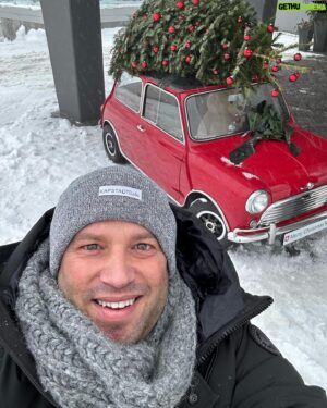 Jonny Fischer Instagram - S @arosahumorfestival isch für üs verbii… S isch immer mega ussergwöhnlich ide Berge dörfe z schaffe. Und immer uhuere schön, mitem Team z fiire…! 🎄🥰🙏🏼 @cabaretdivertimento @manu_burkart_77 @keepcoolproduktion @kateriin_e @schweig_air @_bastianschweiger @schaible.didi @tobsen.dgn @silvio_kunze @samy.delux64 @oropax_chaostheater @timtanner_ @neongraugmbh @rettojost @charles_nguela #teamevent #arosalenzerheide #comedy #show #bucketlist @tschuggengrandhotel