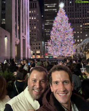Jonny Fischer Instagram - Ändlich gsehn ich min Amoore wieder. Und NYC ide Vorwienachts-Ziit isch einzigartig!!!🏙️😍❤️‍🔥🥂 @michi_eats_out #newyork #advent #christmas #rockefeller #musical #moulinrouge #birthdayparty #love #gay #gaylife #wiedervereinigung